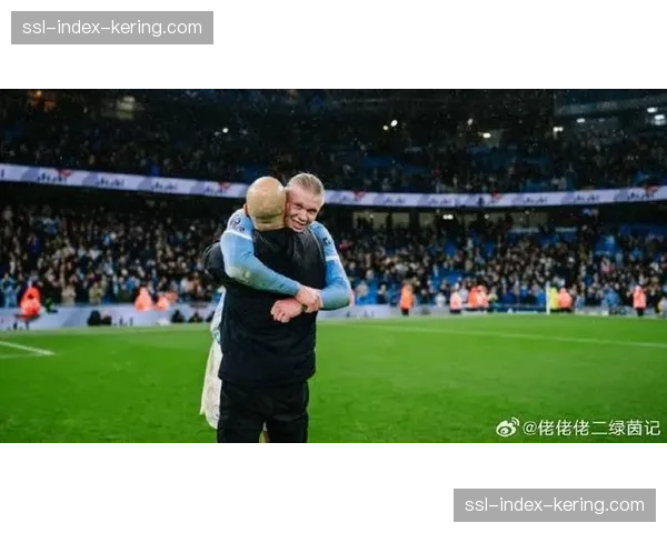 “瞬间：伊蒂哈德球场，德布劳内精妙直塞助攻哈兰德破门，后者指向队友致谢”