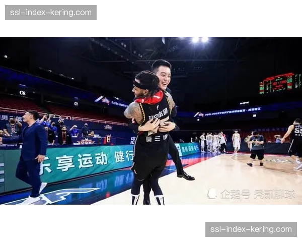 “特写:赵继伟高举总决赛MVP奖杯,韩德君泪洒赛场”